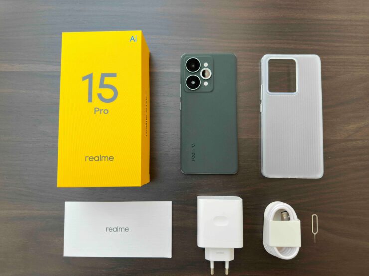 Цена realme 15 Pro. В коробке с устройством идет все самое необходимое. Фото.