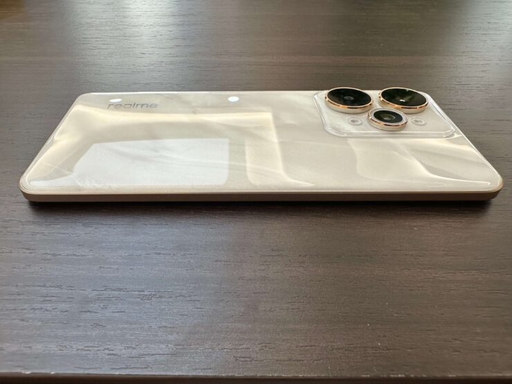 Характеристики realme 15 Pro. В золотистом цвете realme 15 Pro смотрится особенно выигрышно. Фото.