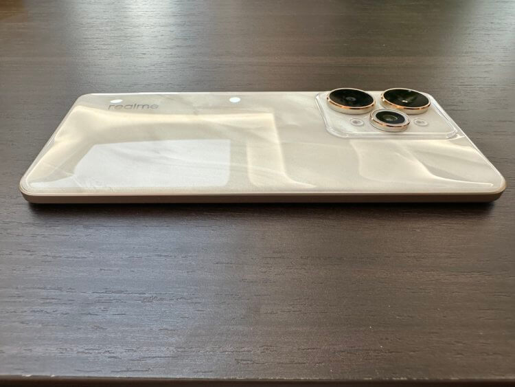 Характеристики realme 15 Pro. В золотистом цвете realme 15 Pro смотрится особенно выигрышно. Характеристики realme 15 Pro. В золотистом цвете realme 15 Pro смотрится особенно выигрышно. Фото.