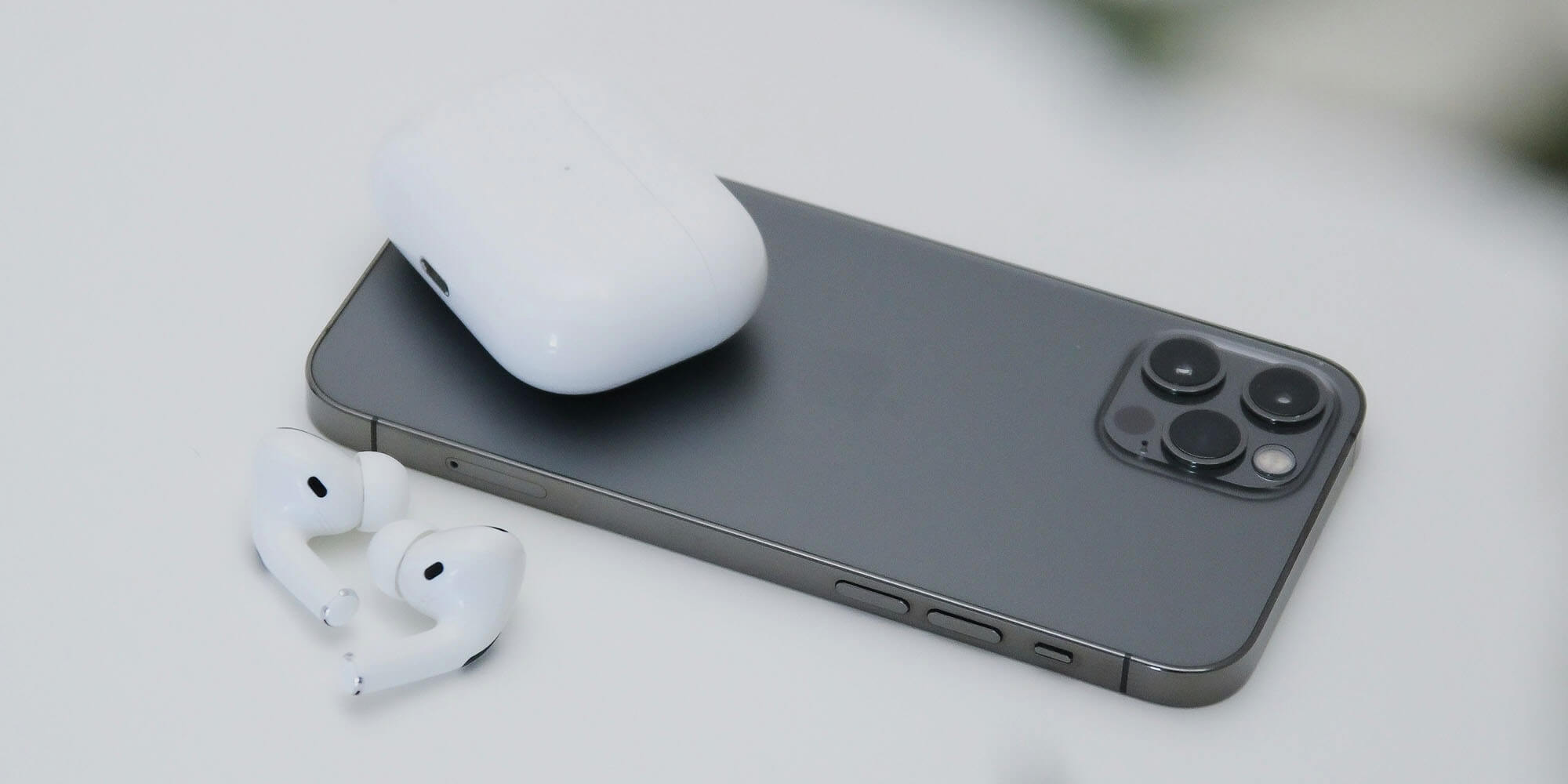 В iPhone 17 Pro и iPhone 17 Pro Max появится реверсивная зарядка для AirPods и Apple Watch