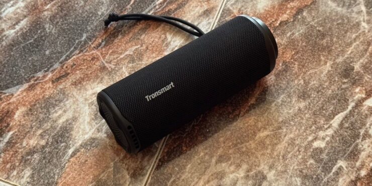 Tronsmart T8 — беспроводная портативная колонка. Удобная портативка на каждый день. Изображение: ru.androidsis.com. Фото.