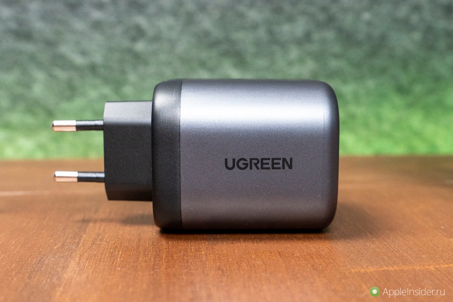Универсальная GaN-зарядка UGREEN X605. Компактный размер и высокая мощность — преимущество GaN-зарядок. Фото.