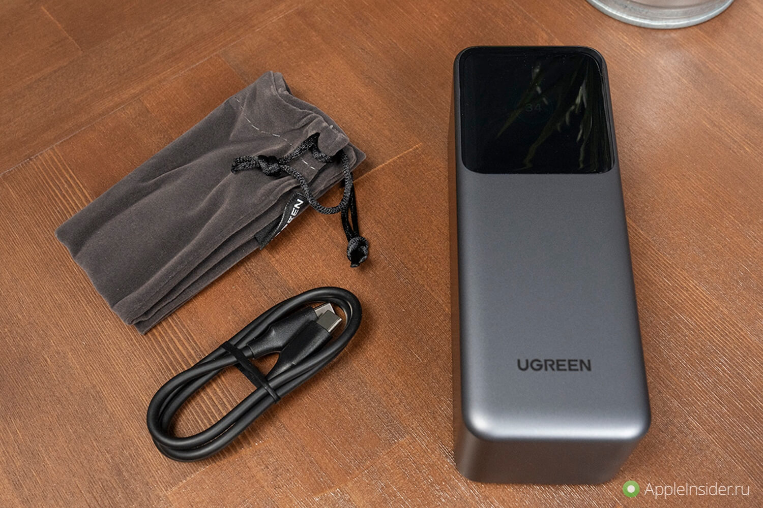Power Bank с выдвижным кабелем на 165 Вт. Кабель и мешочек для хранения в комплекте. Фото.