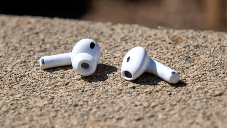 Какие наушники Apple с активным шумоподавлением выбрать: AirPods 4 или AirPods Pro 3. Форм-фактор в данном случае решает. «Прошки» лучше сидят в ушах, у них качественнее звук и глубже шумодав. Изображение: pcmag.com. Фото.