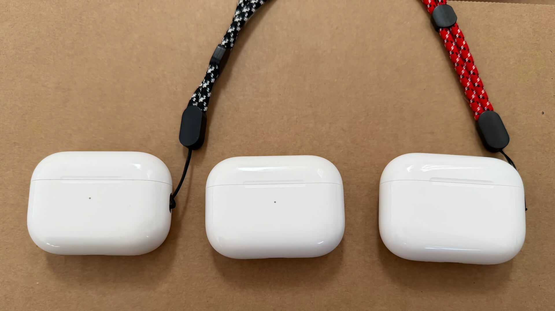 Кому стоит купить AirPods Pro 3. Все три поколения на одном фото. Найдете новинку? Фото.