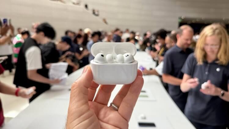 AirPods Pro 3 больше не будут выпадать из ушей. Что изменилось в новых наушниках Apple? Apple серьезно поработала над новыми наушниками. Изображение: cnet.com. Фото.