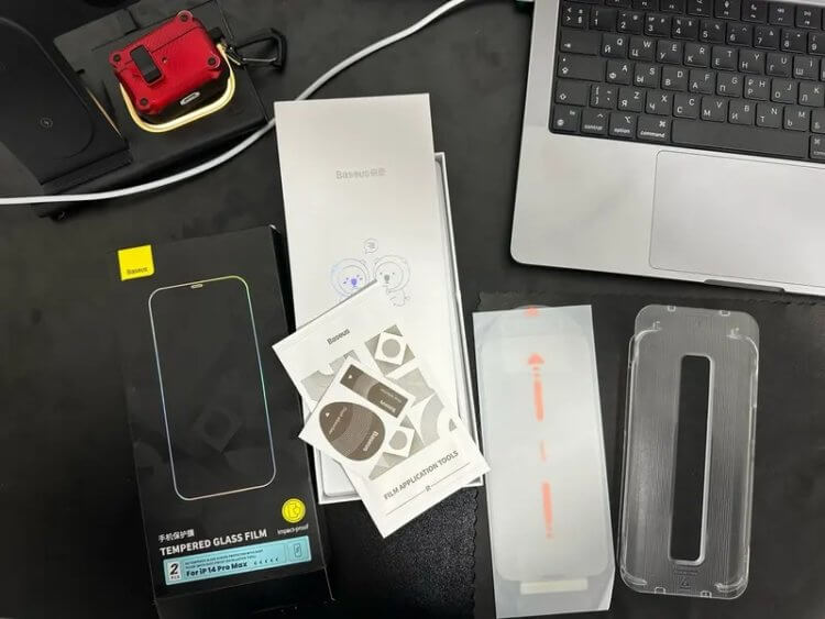 Защитное стекло для iPhone. В комплекте идет форма для удобной наклейки. Фото.