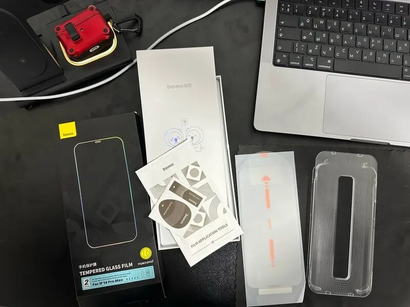 Защитное стекло для iPhone. В комплекте идет форма для удобной наклейки. Фото.