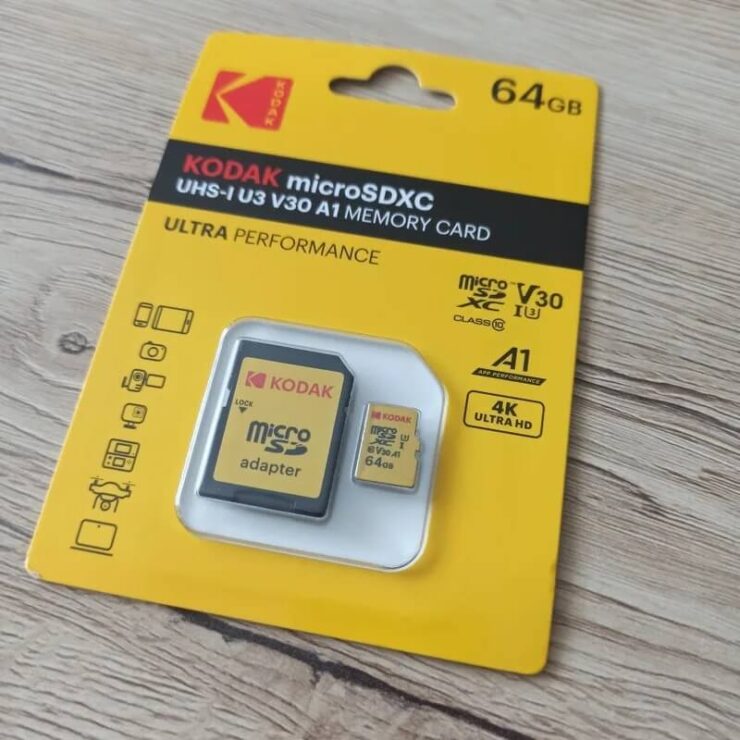 Карта памяти microSD. Флешка подойдет и для Nintendo Switch. Фото.