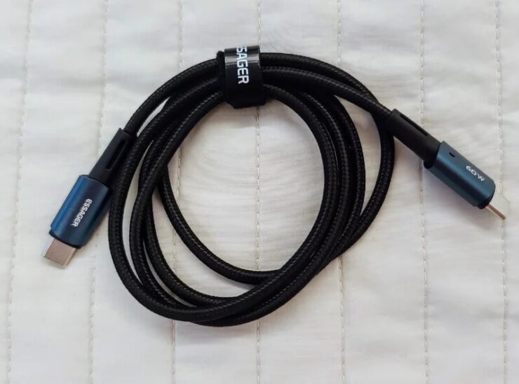 Провод для зарядки айфона. Кабель защищен тканевой оплеткой и проживет долго. Фото.