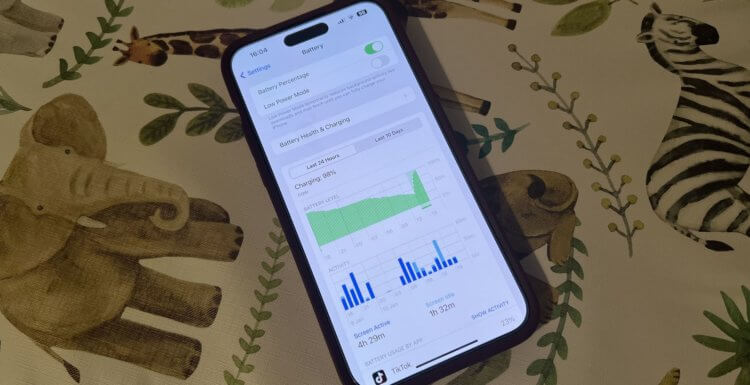 Сколько держит заряд Айфон, если на него установить iOS 26. Сравнение с iOS 18.7 и iOS 18. Фото.