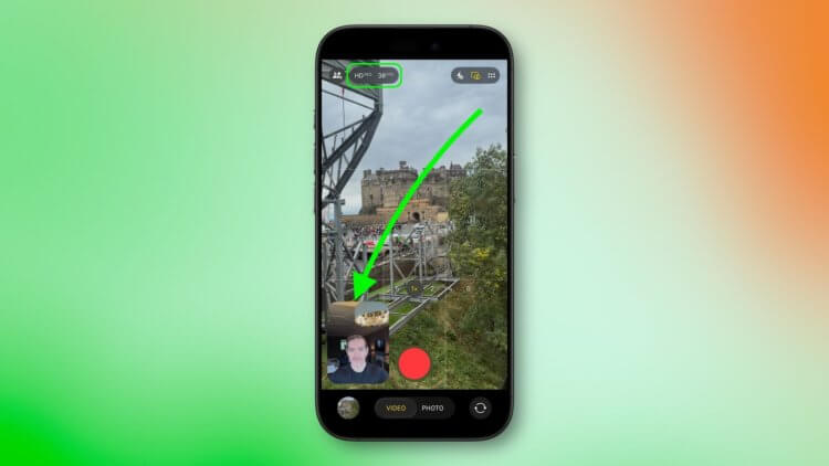 Как снимать одновременно на основную и фронтальную камеру iPhone 17 без сторонних приложений. Окошко с картинкой с фронталки можно перетаскивать в удобное место. Изображение: macrumors.com. Фото.