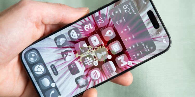 Стоит ли обновлять iPhone на iOS 26. iOS 26 уже доступна для установки. Теперь надо понять, стоит ли ее качать на iPhone. Изображение: nytimes.com. Фото.