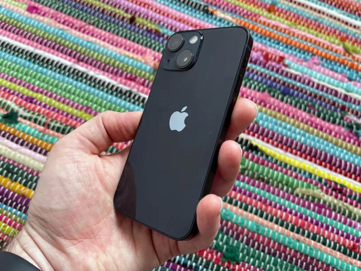 iPhone 13 mini дольше работать не стал. Изображение: stuff.tv. Фото.