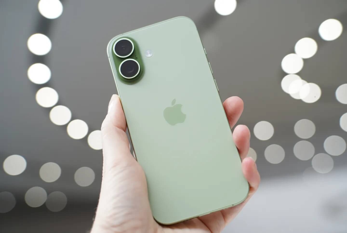 Как выглядит базовый iPhone 17. Поиграем в «найди отличия» от 16-го? Изображение: theverge.com. Как выглядит базовый iPhone 17. Поиграем в «найди отличия» от 16-го? Изображение: theverge.com. Фото.