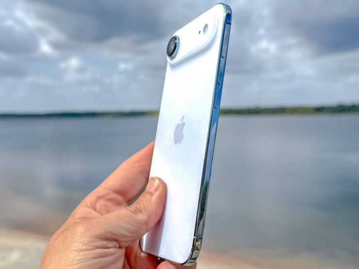 Толщина и аккумулятор в iPhone Air. Смартфон выглядит стильно, и с этим не поспоришь. Изображение: tomsguide.com. Фото.