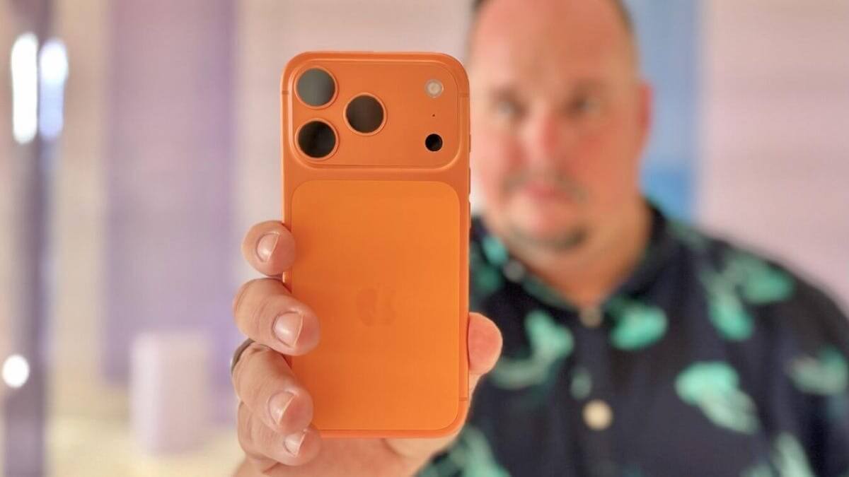 Что нового в iPhone 17 Pro. Оранжевый цвет выглядит прикольно. Изображение: cnet.com. Фото.