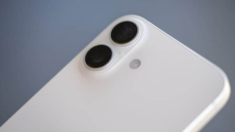 Почему Apple не выпустила нормальный iPhone 17 в этом году. Представьте, какой топовый смартфон получился бы у Apple, выпусти она iPhone 17 Plus. Изображение: pcmag.com. Фото.