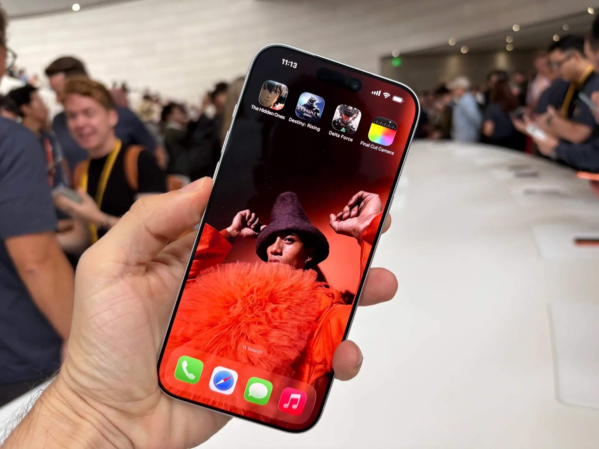 Внешний вид iPhone 17 Pro. Спереди показывать нечего, здесь все тот же прошлогодний экран с тонкими рамками. Изображение: theverge.com. Внешний вид iPhone 17 Pro. Спереди показывать нечего, здесь все тот же прошлогодний экран с тонкими рамками. Изображение: theverge.com. Фото.