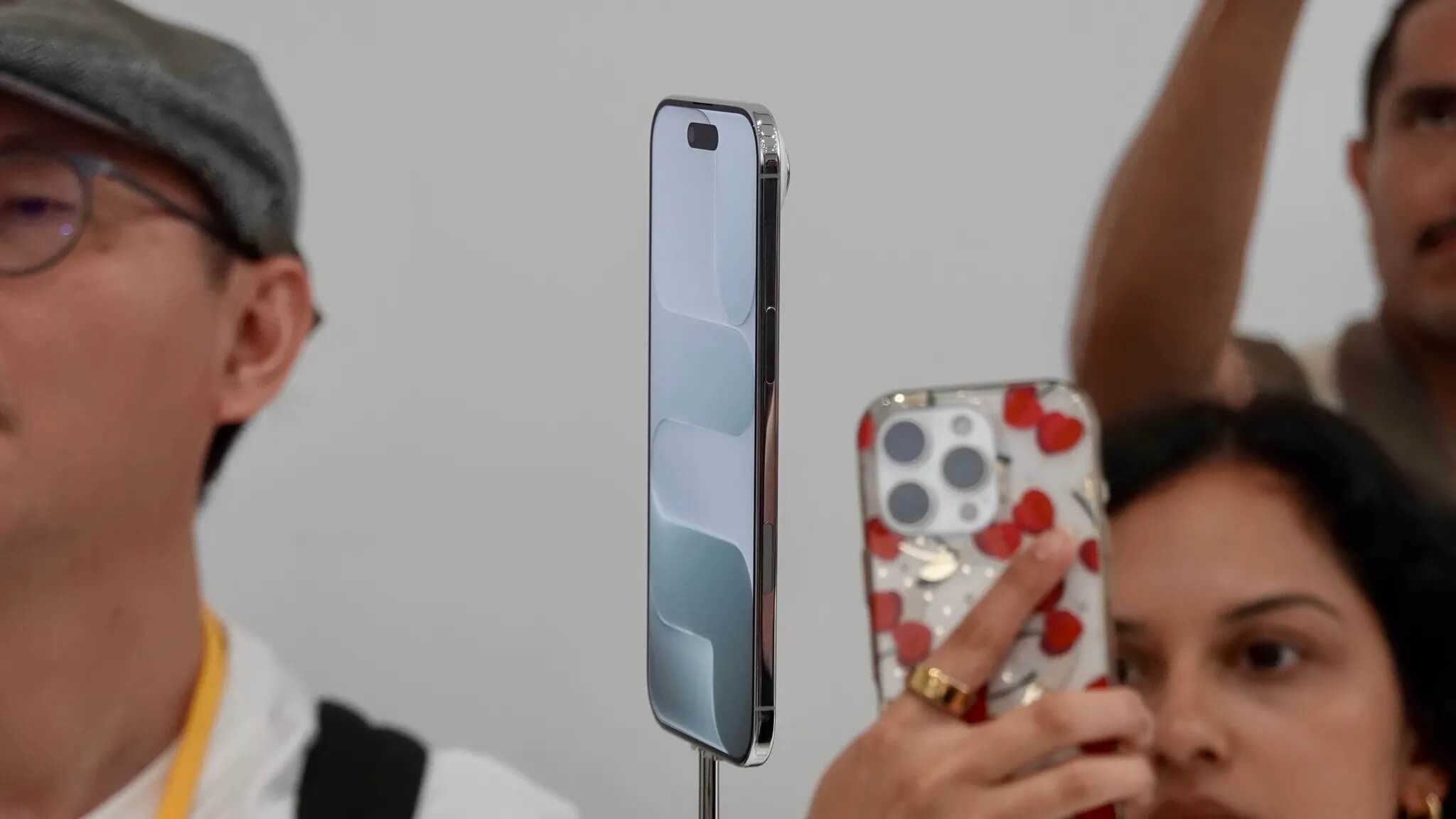 Реальные фото iPhone Air. Тонкий смартфон имеет все шансы стать ориентиром для смартфонных дизайнеров из Китая. Изображение: 9to5mac.com. Реальные фото iPhone Air. Тонкий смартфон имеет все шансы стать ориентиром для смартфонных дизайнеров из Китая. Изображение: 9to5mac.com. Фото.