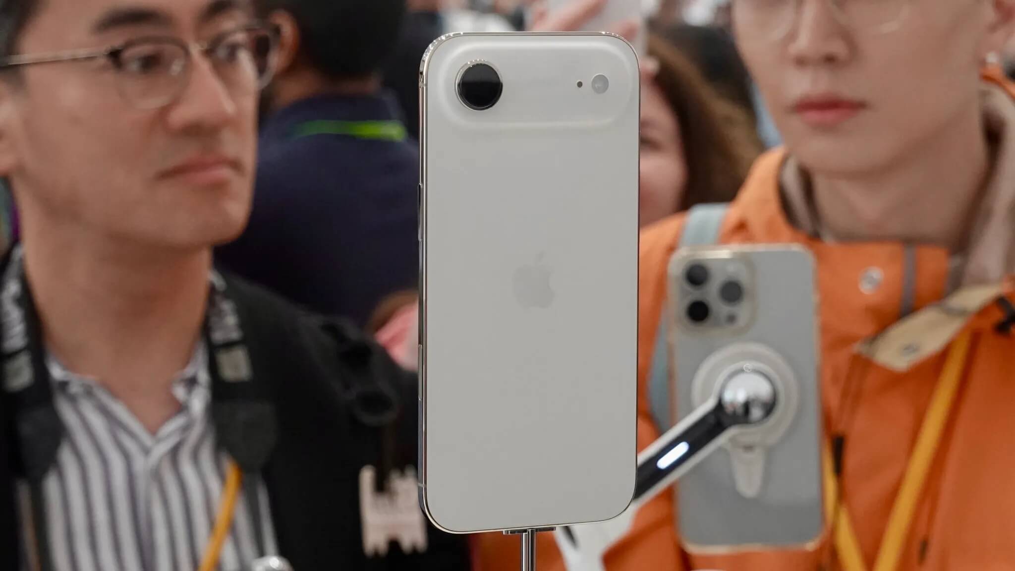 Реальные фото iPhone Air. Странно, что в таком дорогом смартфоне всего одна камера. Изображение: 9to5mac.com. Реальные фото iPhone Air. Странно, что в таком дорогом смартфоне всего одна камера. Изображение: 9to5mac.com. Фото.