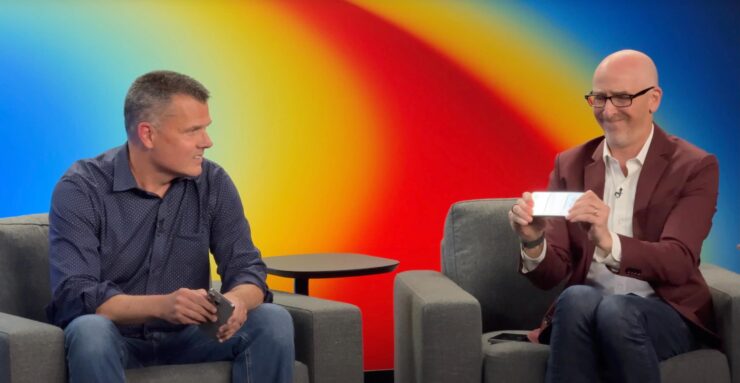 Каждый из интервьюеров пытался согнуть смартфон, но результата не достиг. Фото.