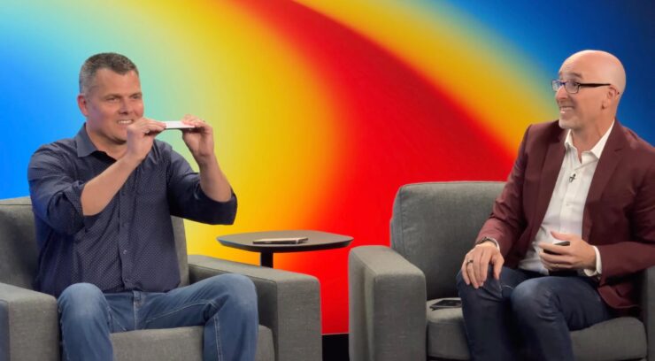 Смартфон немного гнулся, но сразу возвращался в исходное положение, что и было задумано. Фото.