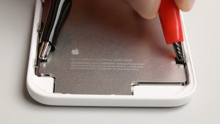 Купить оригинальный аккумулятор для iPhone Air в России сможет любой желающий. Фото.