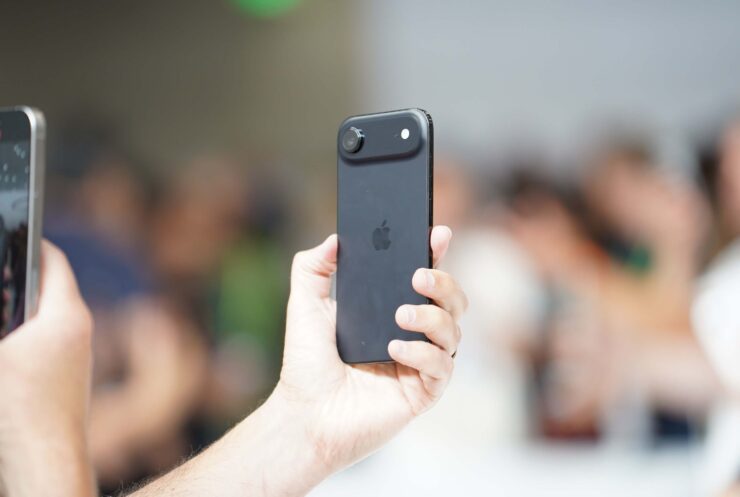 Толщина iPhone Air. Боковые грани без чехла будут царапаться, а держать смартфон будет неудобно. Изображение: theverge.com. Фото.