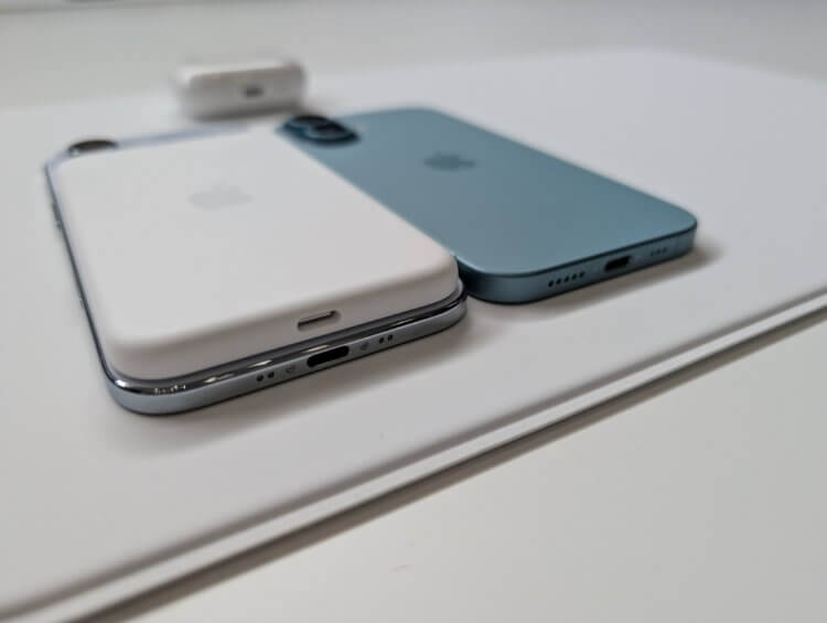 Аккумулятор в iPhone Air. iPhone Air с повербанком толще, чем обычный iPhone 17, но выглядит это так себе. Изображение: theverge.com. Фото.