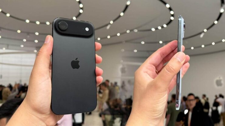 У смартфона просто нет места для слота под физическую SIM-карту. Изображение: cnet.com. Фото.