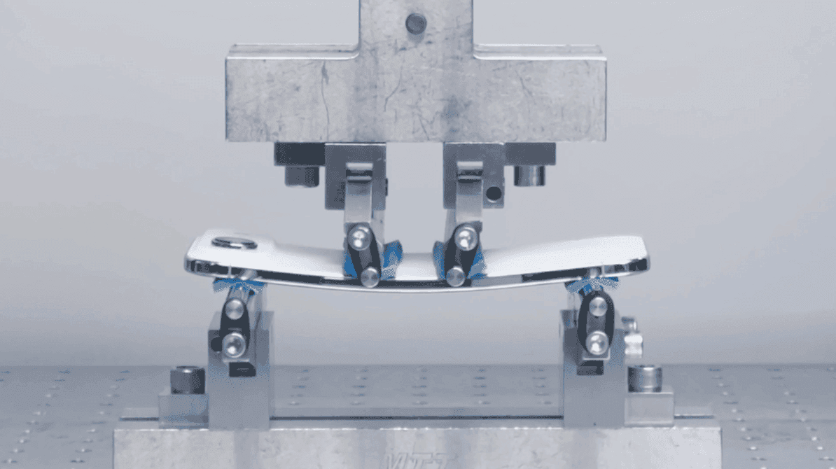 Смартфон сгибается, но возвращается в исходное положение. Изображение: tomsguide.com. Фото.