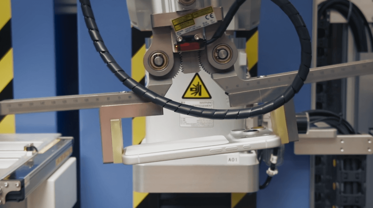 iPhone 17 Pro кидали на пол. Изображение: tomsguide.com. Фото.