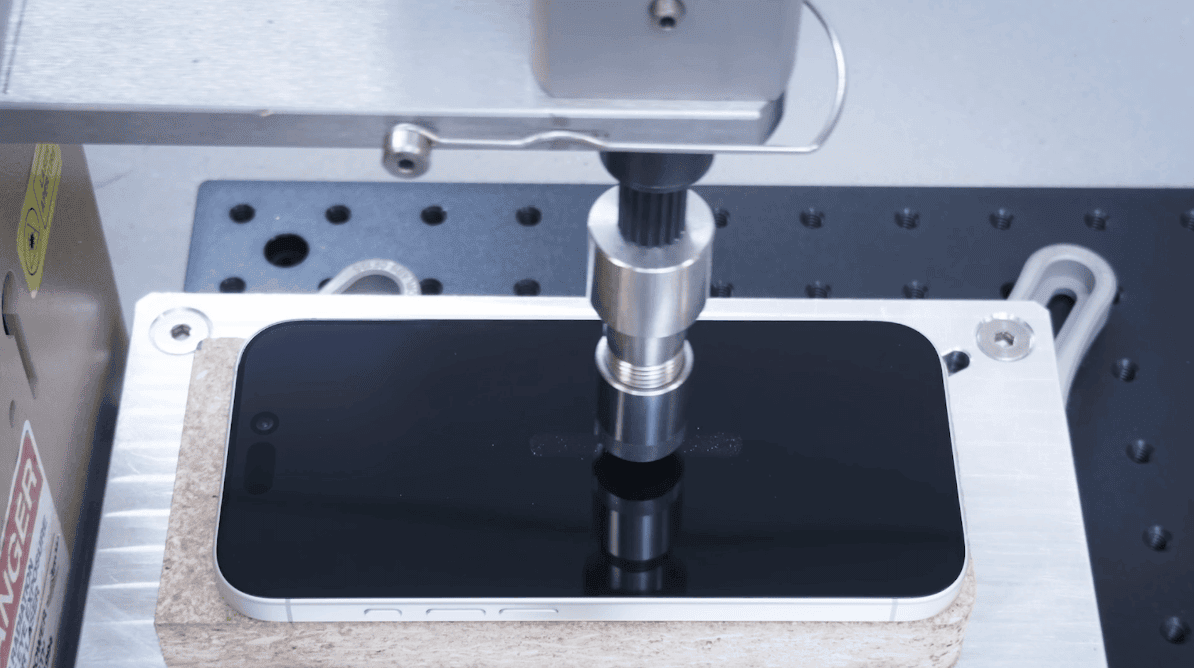 Экран iPhone 17 царапали специальным прибором. Изображение: tomsguide.com. Фото.