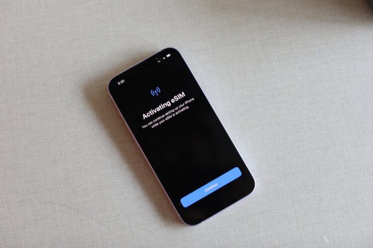 Почему я не купил iPhone только с eSIM, хотя он был дешевле. С eSIM больше заморочек, чем с обычной симкой, которую достаточно перекинуть из одного слота в другой. Изображение: techcrunch.com. Фото.