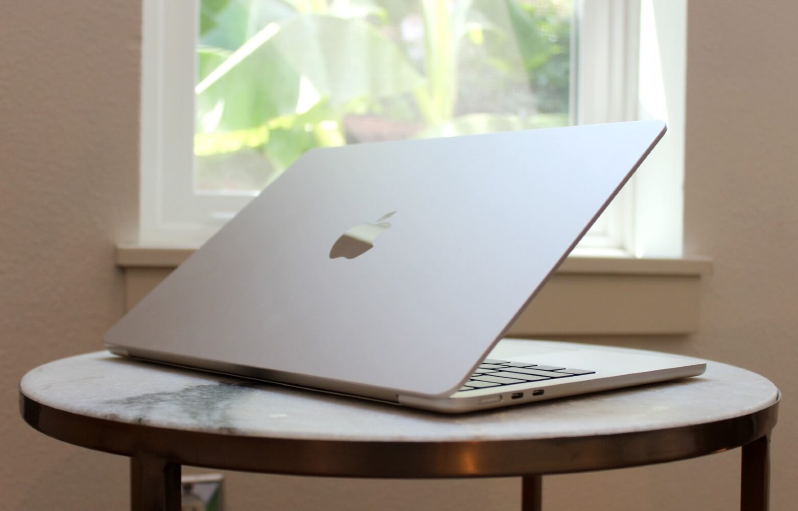 Стоит ли обновляться на macOS Tahoe. MacBook Air M2 отлично чувствует себя на новой ОС. Изображение: digitaltrends.com. Фото.