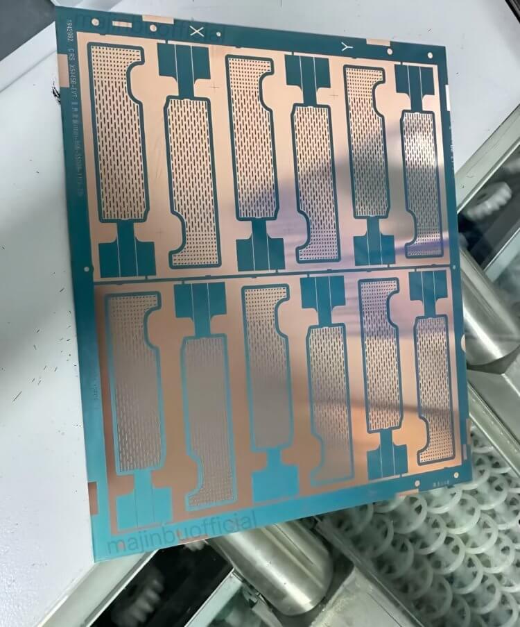 В iPhone 17 Pro есть вода. Что она там делает? А вот так выглядит сама испарительная камера. Изображение: x.com. Фото.