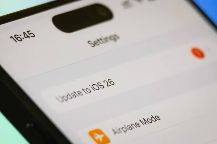 Как запретить автоматическое обновление iPhone до iOS 26. Фото.
