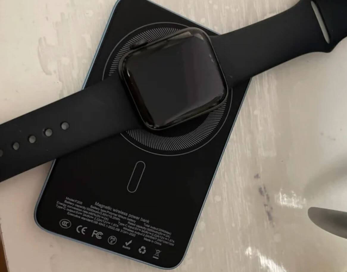 Повербанк с MagSafe для Айфона. Редкий случай, когда в повербанке есть разъём для зарядки Apple Watch. Фото.