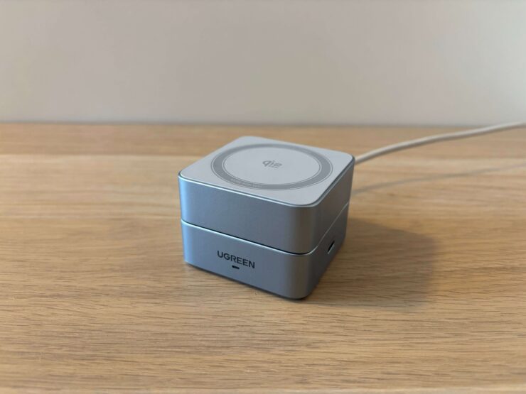 Док-станция для беспроводной зарядки iPhone. Изначально док сложен вот так. Фото.