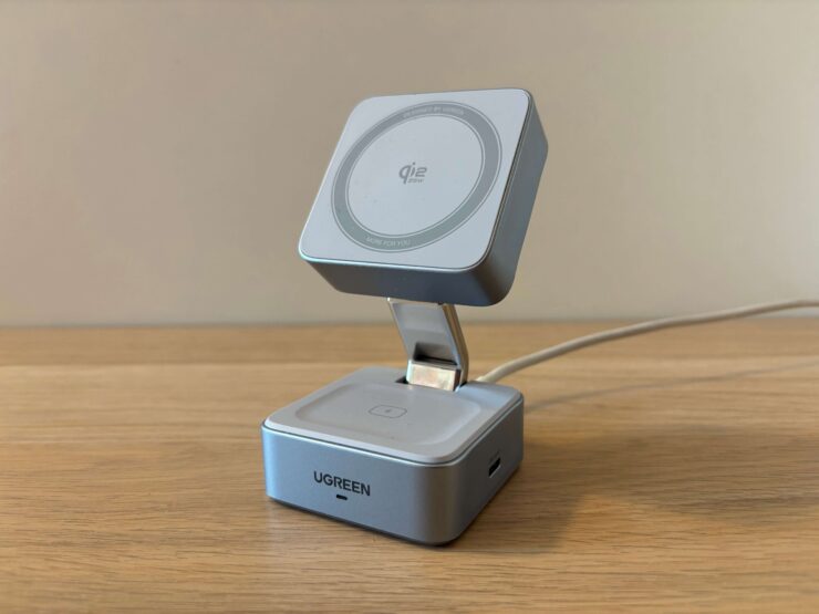 Док-станция для беспроводной зарядки iPhone. Зарядку легко можно разложить. Фото.