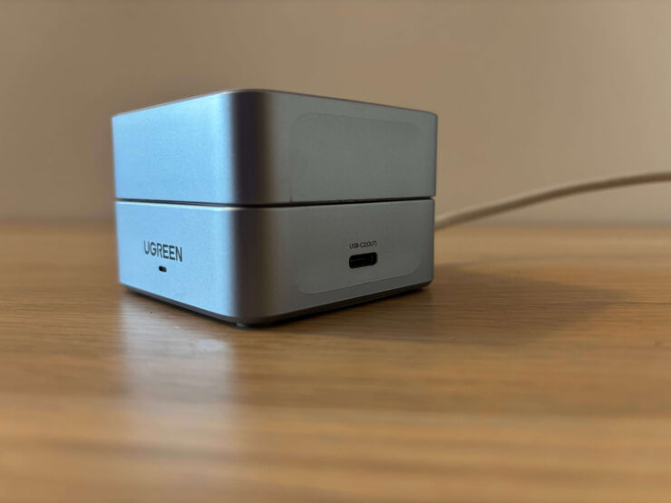 Док-станция для беспроводной зарядки iPhone. Дополнительный USB-C прячется на боковой грани. Фото.