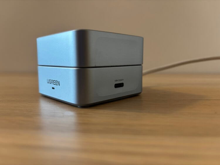 Док-станция для беспроводной зарядки iPhone. Дополнительный USB-C прячется на боковой грани. Док-станция для беспроводной зарядки iPhone. Дополнительный USB-C прячется на боковой грани. Фото.