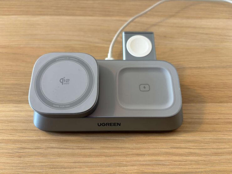 Беспроводная зарядка для iPhone и Apple Watch. Для Apple Watch есть отдельная подставка. Фото.