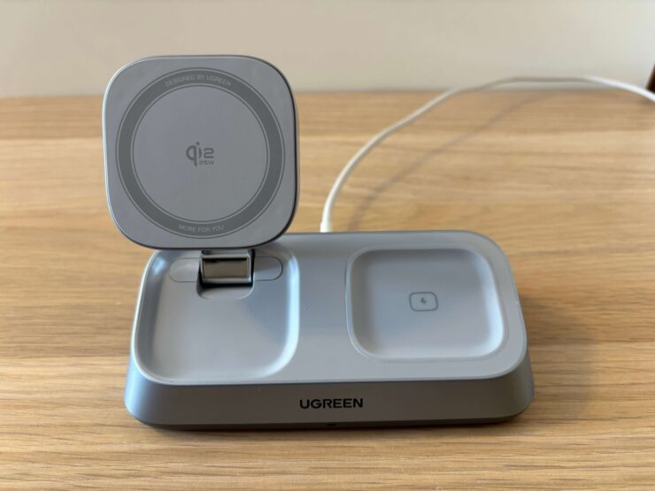 Беспроводная зарядка для iPhone и Apple Watch. Место для iPhone поднимается, а AirPods можно заряжать на площадке справа. Фото.