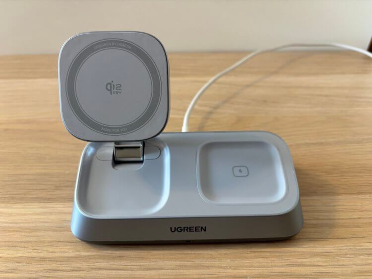 Беспроводная зарядка для iPhone и Apple Watch. Место для iPhone поднимается, а AirPods можно заряжать на площадке справа. Беспроводная зарядка для iPhone и Apple Watch. Место для iPhone поднимается, а AirPods можно заряжать на площадке справа. Фото.