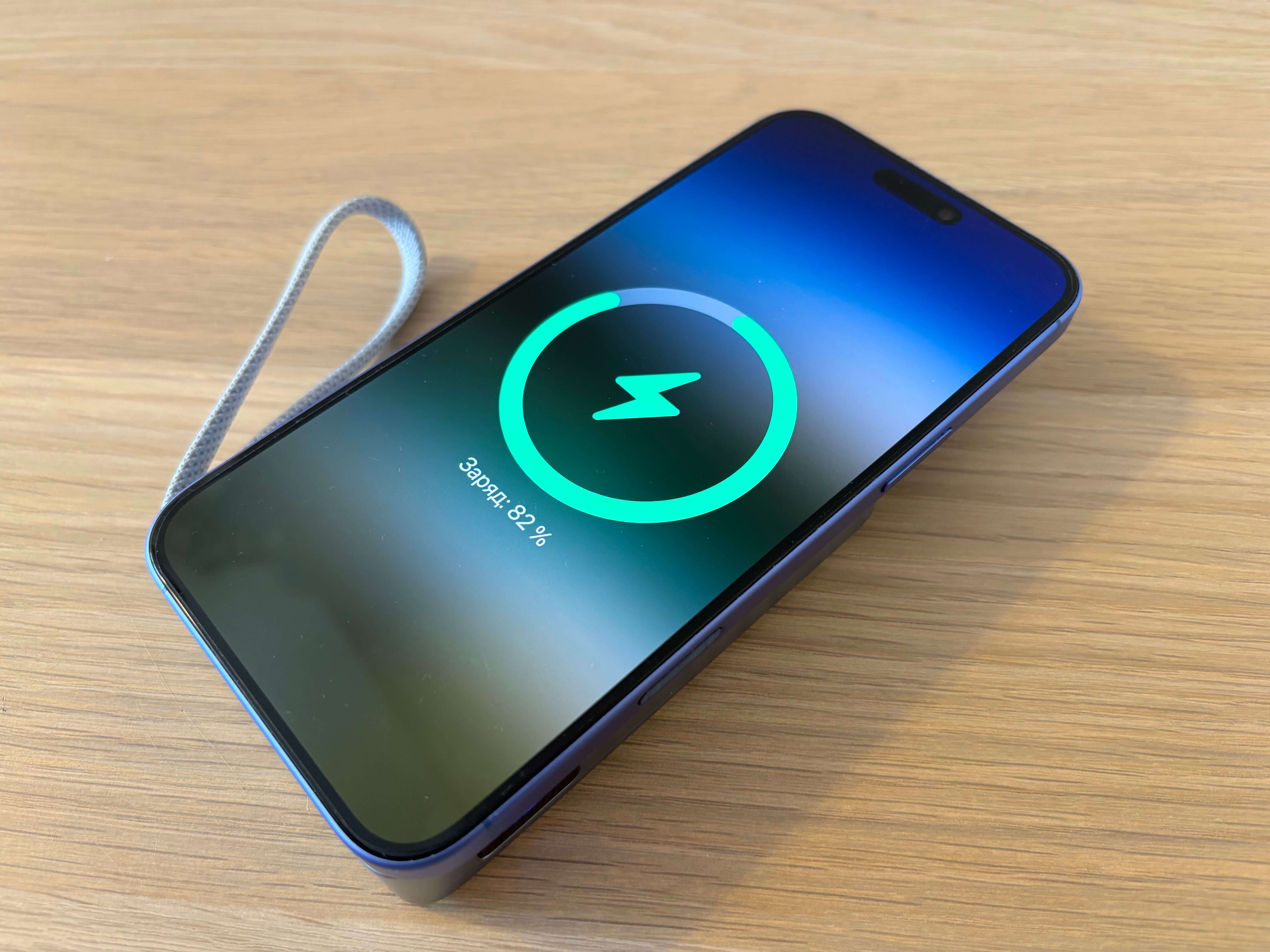 Беспроводная зарядка MagSafe. Стоит примагнитить повербанк к айфону, и заряд начинает восполняться автоматически. Беспроводная зарядка MagSafe. Стоит примагнитить повербанк к айфону, и заряд начинает восполняться автоматически. Фото.