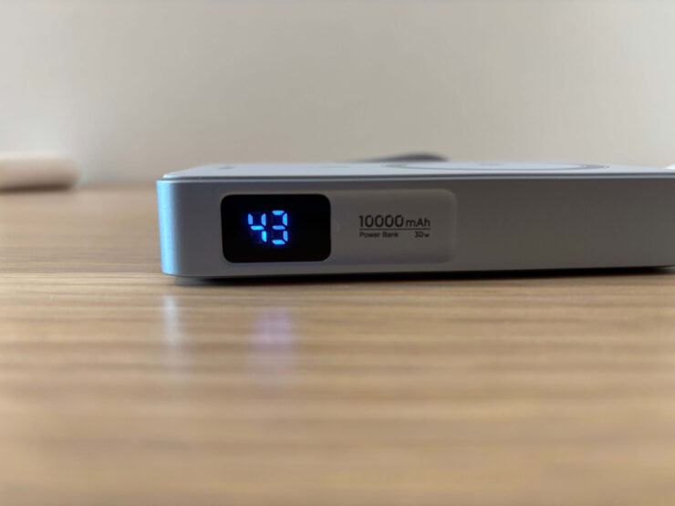 Внешний аккумулятор с беспроводной зарядкой. На экране отображается остаточный заряд и способ зарядки подключенных устройств. Фото.