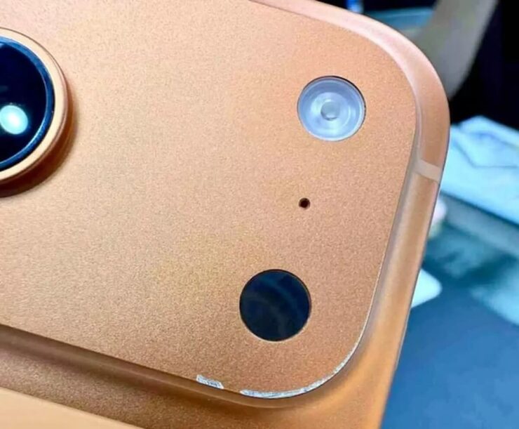 Apple объяснила, почему могут царапаться iPhone 17 Pro и iPhone 17 Pro Max. А ещё блок камер может выглядеть так. Изображение: consent.yahoo.com. Фото.