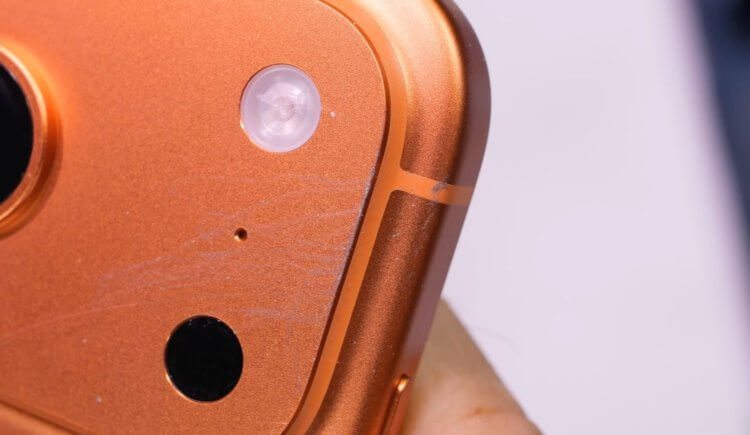 Apple объяснила, почему могут царапаться iPhone 17 Pro и iPhone 17 Pro Max. Вот так может выглядеть задняя панель iPhone 17 Pro прямо в магазине Apple. Изображение: wccftech.com. Фото.